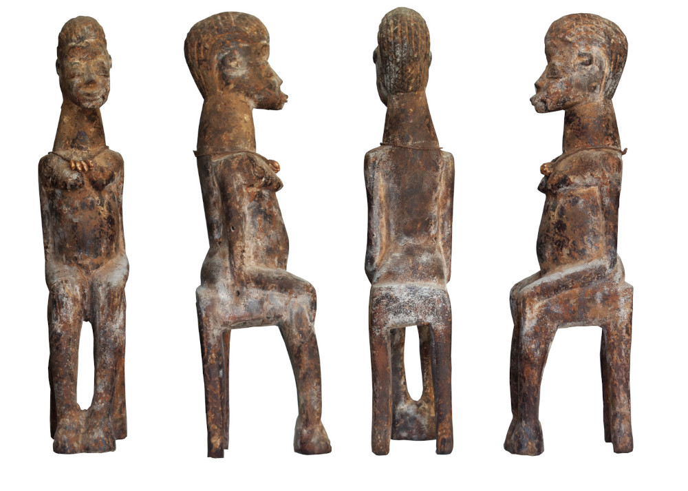 Statue Lobi femme assise avec collier 4 cauris